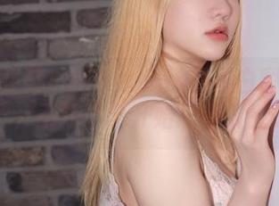 今天又要被Son Ye Eun的黑白图册迷住了，不知不觉开始思考人生。