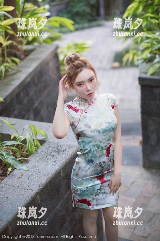 Xiuren秀人网-白兔西希 Xiuren秀人网 - 最新的白兔西希写真,丝袜映衬下的腿部线条,吸睛指数直接拉满。