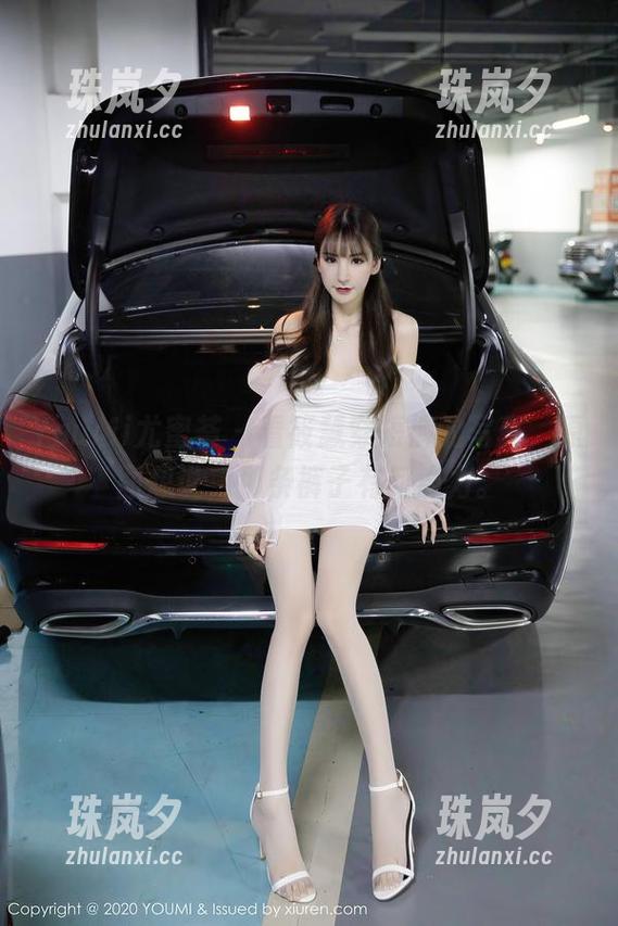 YouMi尤蜜荟-筱慧 YouMi尤蜜荟 - 看筱慧穿短裤的写真,原图想说,那条裤子有何魔力。