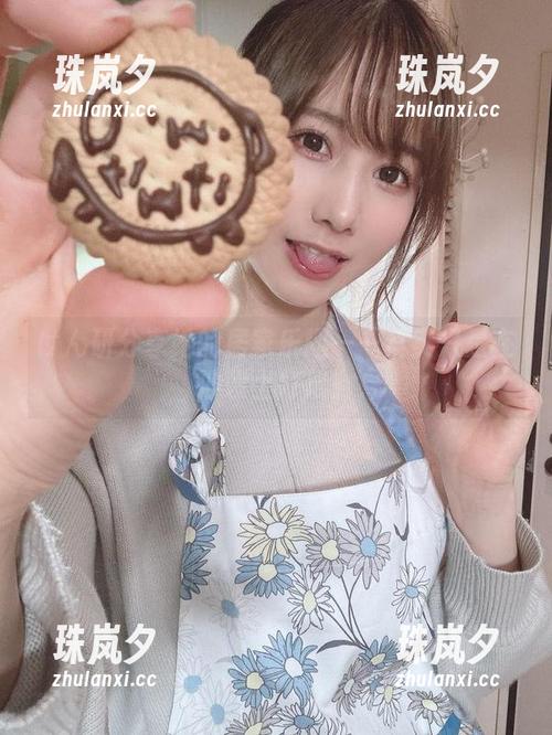 けん研 けん研分享她的居家乐趣——其实只是在沙发上打滚!
