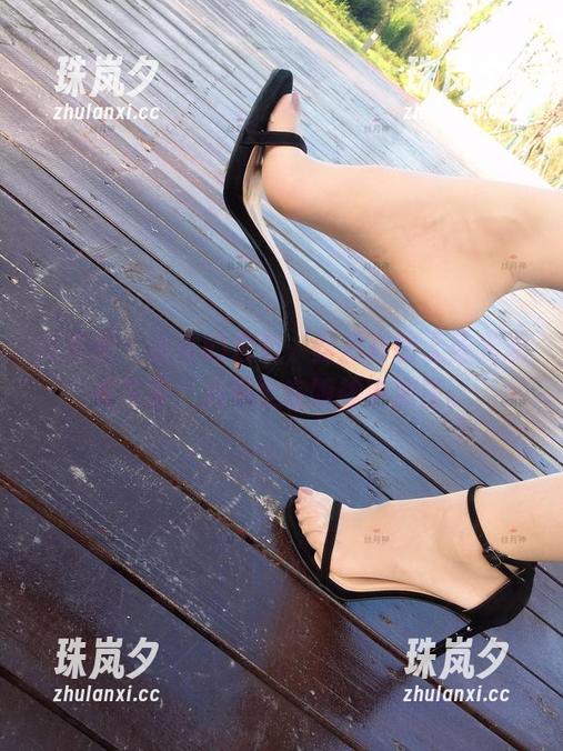 微密圈 - 出奇的自然，丝月神的无圣光泳衣写真，心思全在眼神中游荡。