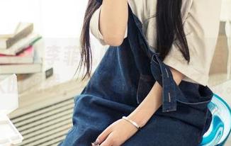 头条女神 - 李菲儿的秘书写真：危险而迷人的视线，可能要被吸引了哦。