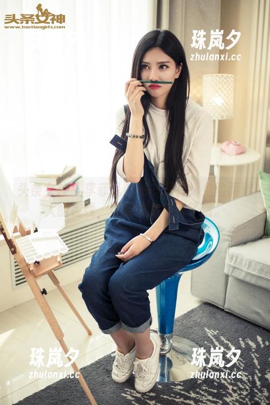 头条女神-李菲儿 头条女神 - 李菲儿的秘书写真:危险而迷人的视线,可能要被吸引了哦。