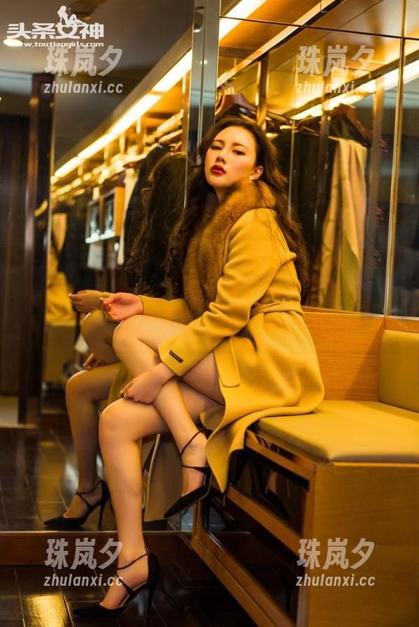 头条女神 - 穆菲菲的无圣光校服图集:就算校服背离了尺码,青春仍在继续飙车!