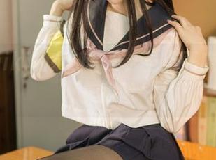安食Ajiki的定制写真：当小恶魔遇上完美构图
