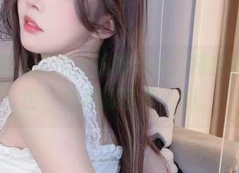 小小奶瓶儿这次上线新cos，纯白的不可一世，白得跟信仰一样。