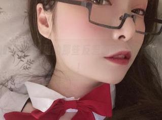 小泉学姐吖在灰丝里的那些反差画面，图库精选一下吧！