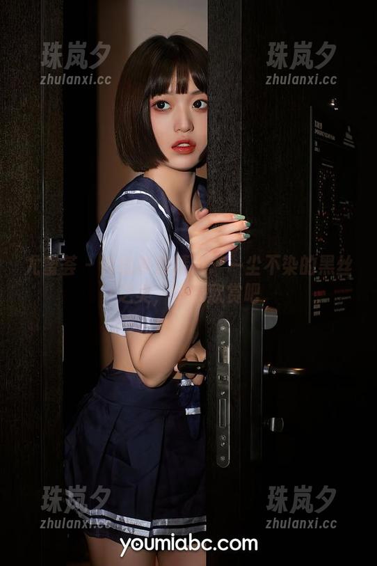 尤蜜荟 - 合法萝莉精选：一尘不染的黑丝之美，快来欣赏吧