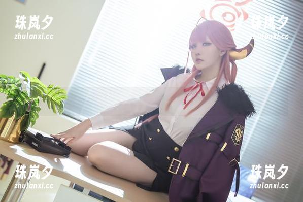 在星之迟迟的写真里，套装成为了迷宫，我在里面转圈圈
