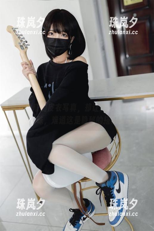 杏仁曲奇的皮衣写真，却让我想起了小吃摊的香味，难道这是隐秘的搭配灵感？