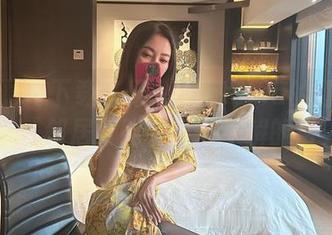 微密圈 - 下载了果儿Victoria的红色吊带袜，邻居可能会投来不解的目光…