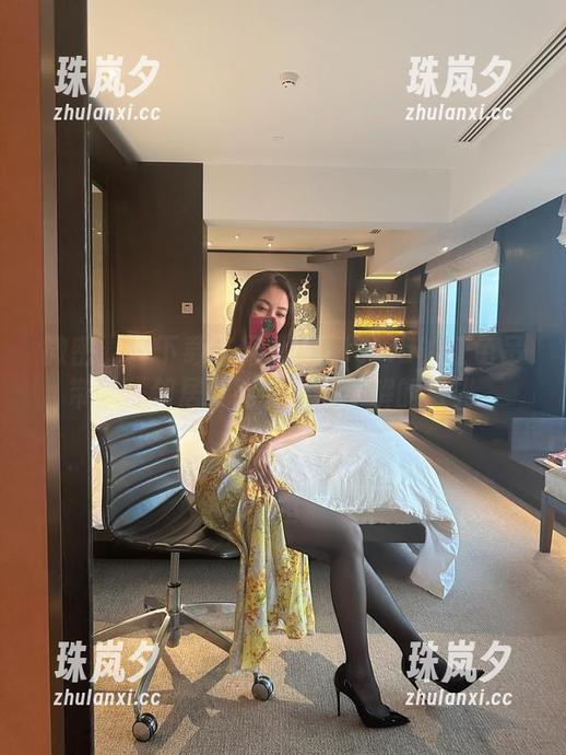 果儿Victoria 微密圈 - 下载了果儿Victoria的红色吊带袜,邻居可能会投来不解的目光...