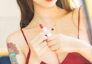 洛丽塔大哥的全套写真，白衬衫随意穿，却又别有一番风味。