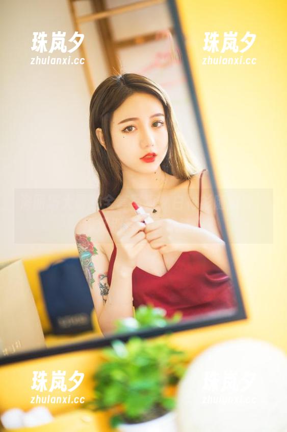 洛丽塔大哥的全套写真，白衬衫随意穿，却又别有一番风味。