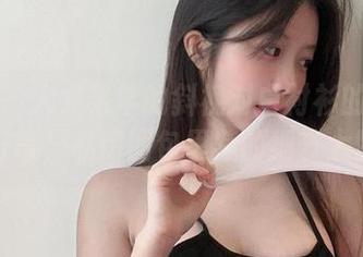 微密圈 - 火龙果羊的斜视对白衬衫的选择让我好奇，私房图包里藏的细节太赞。