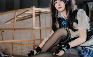 白莉爱吃巧克力的私拍：女王外表，平民内心？哈哈，太可爱了