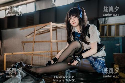白莉爱吃巧克力的私拍:女王外表,平民内心?哈哈,太可爱了