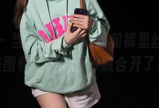秀人网 - 当Egg_尤妮丝和裤里丝相遇，美图和图包就巧妙融合开了！