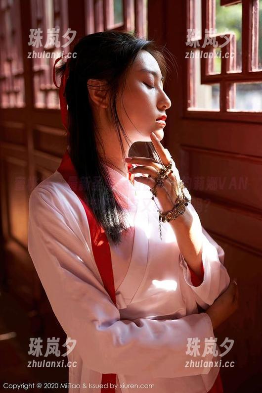 蜜桃社-韵莉娜VANILLA 蜜桃社 - 最新圣诞美图合集,韵莉娜VANILLA的节日妆容又换新了吗?