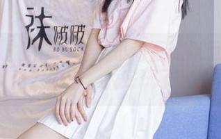 袜啵啵 - 原图直击！小甜豆的裸足与鞋的强烈对比，太好玩了吧。