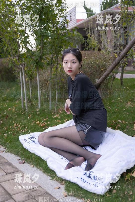 袜啵啵 - 专为瑶瑶定制的裸足画面，竟让我重新思考家里的拖鞋