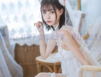 许岚LAN的作品：红裙下的网袜分享，真让人心生小辫子啊。