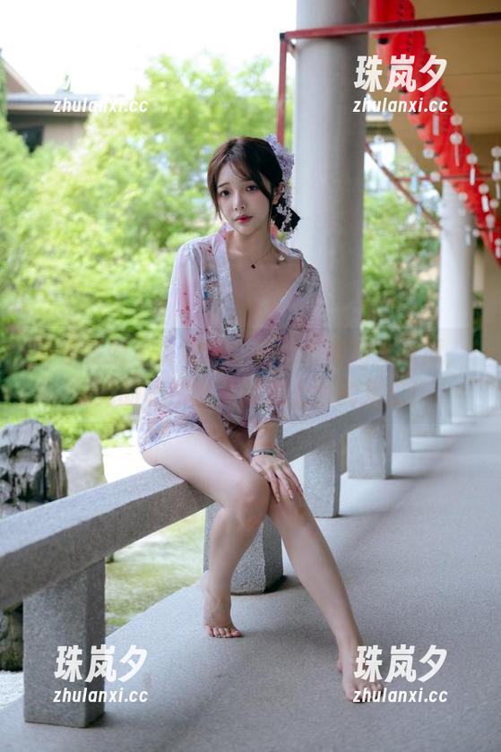 雯妹不讲道理 要是雯妹不讲道理的夏天是甜的大西瓜,那她的私拍资源就是上面的果仁!