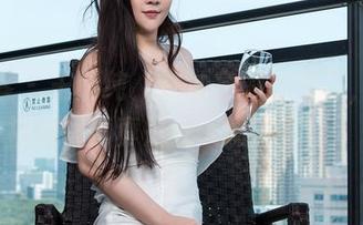 青豆客 - 王语纯，在油亮的光辉下，这些福利写真真是让人唏嘘不已。