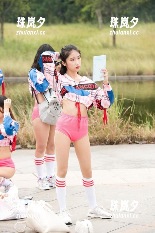 魔镜街拍 - 女仆角色扮演？艾小青的福利图集悬念满满