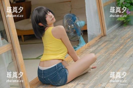 一组完美的短裤写真，黏黏团子兔真会挑，让我想问她电脑在哪里买的？